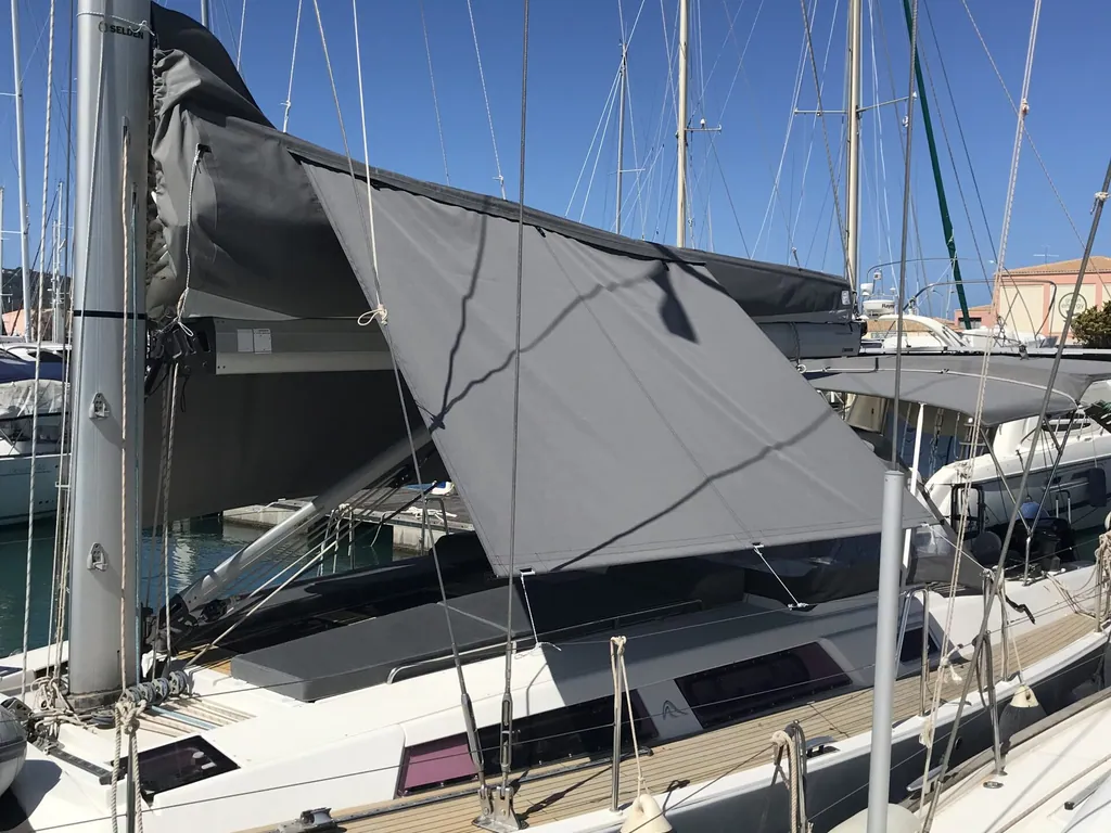 A lazy bag closed the length of the boom, marina and hills beyond